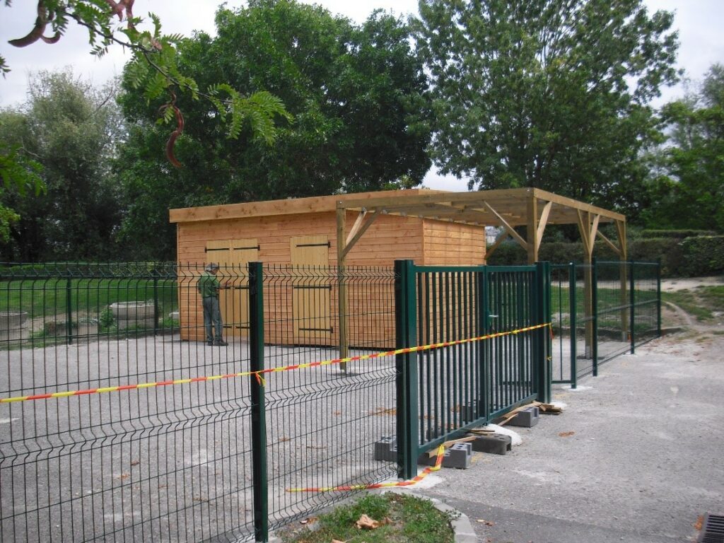2011, quelques planches de bois assemblées sur un parking en bitume…